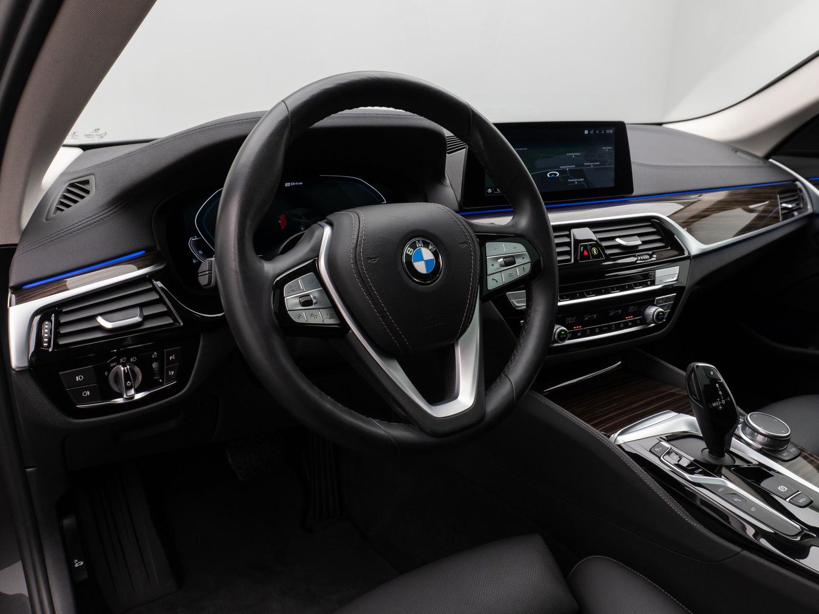 Fahrzeugabbildung BMW 530e xD LuxuryLine 360°Glasdach HUD HiFi Massage