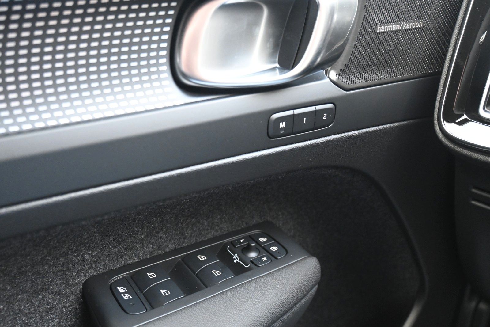 Fahrzeugabbildung Volvo XC40 B3 DKG Plus Black Edition*FSHZG*360°*ACC