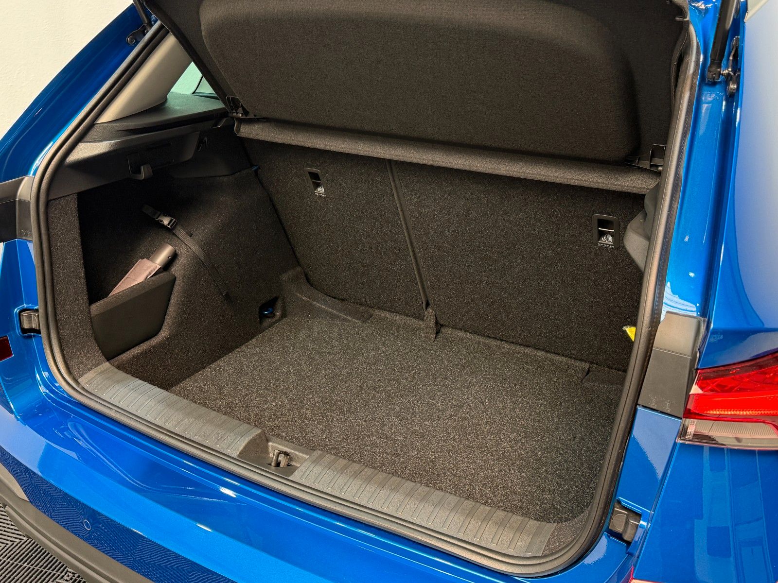 Fahrzeugabbildung SKODA Kamiq 1.0 TSI DSG Selection Black 17Z Kamera SHZ