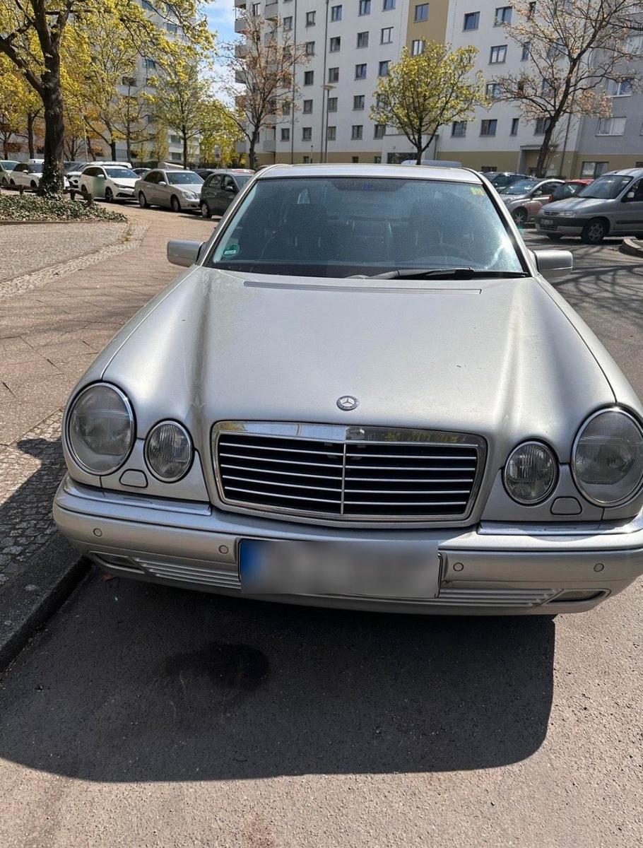 Mercedes-Benz E 220