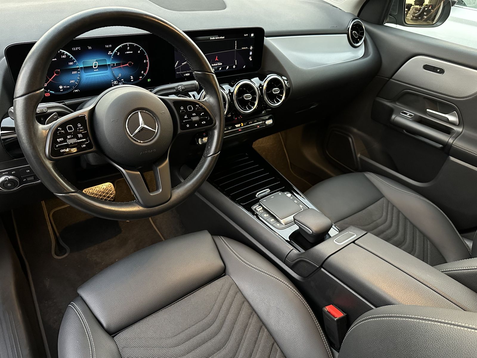 Fahrzeugabbildung Mercedes-Benz GLA 180d Style NAV+LED+WIDESCREEN+KAM+1HD+17ZOLL