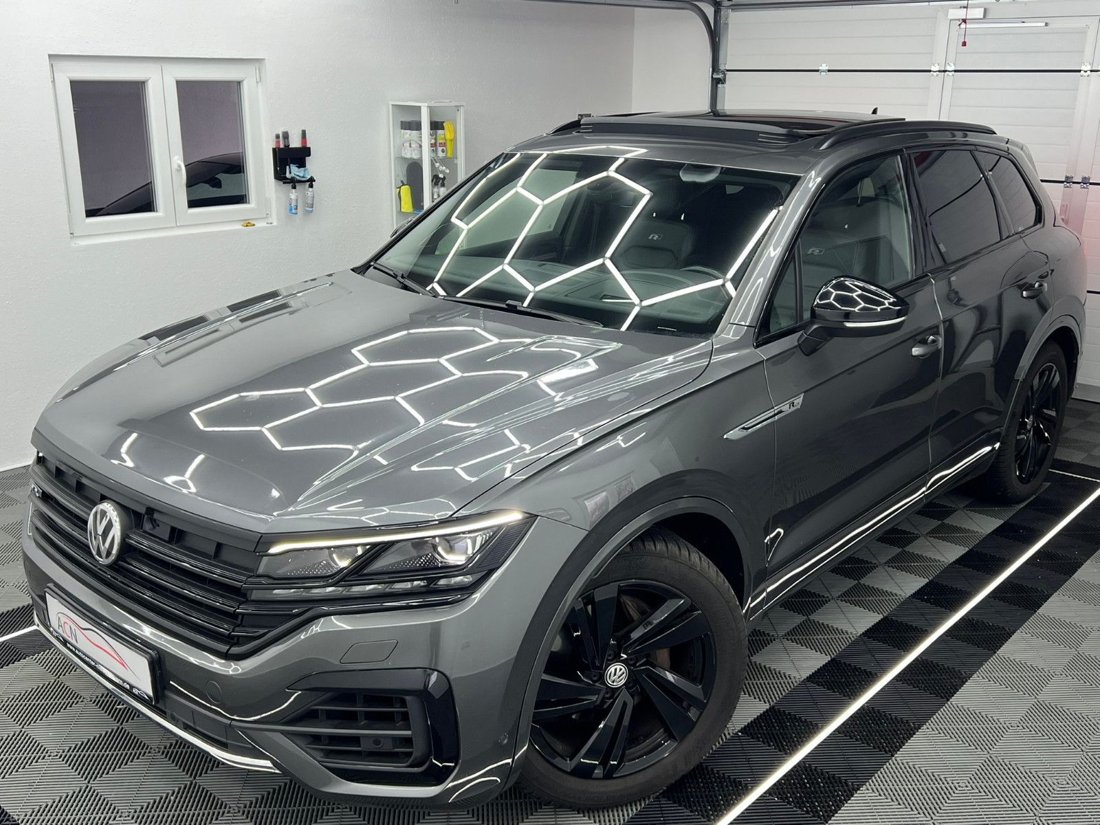 Fahrzeugabbildung Volkswagen Touareg R-LINE 4Motion/MASSAGE/ACC/AHK/INNOVIS.