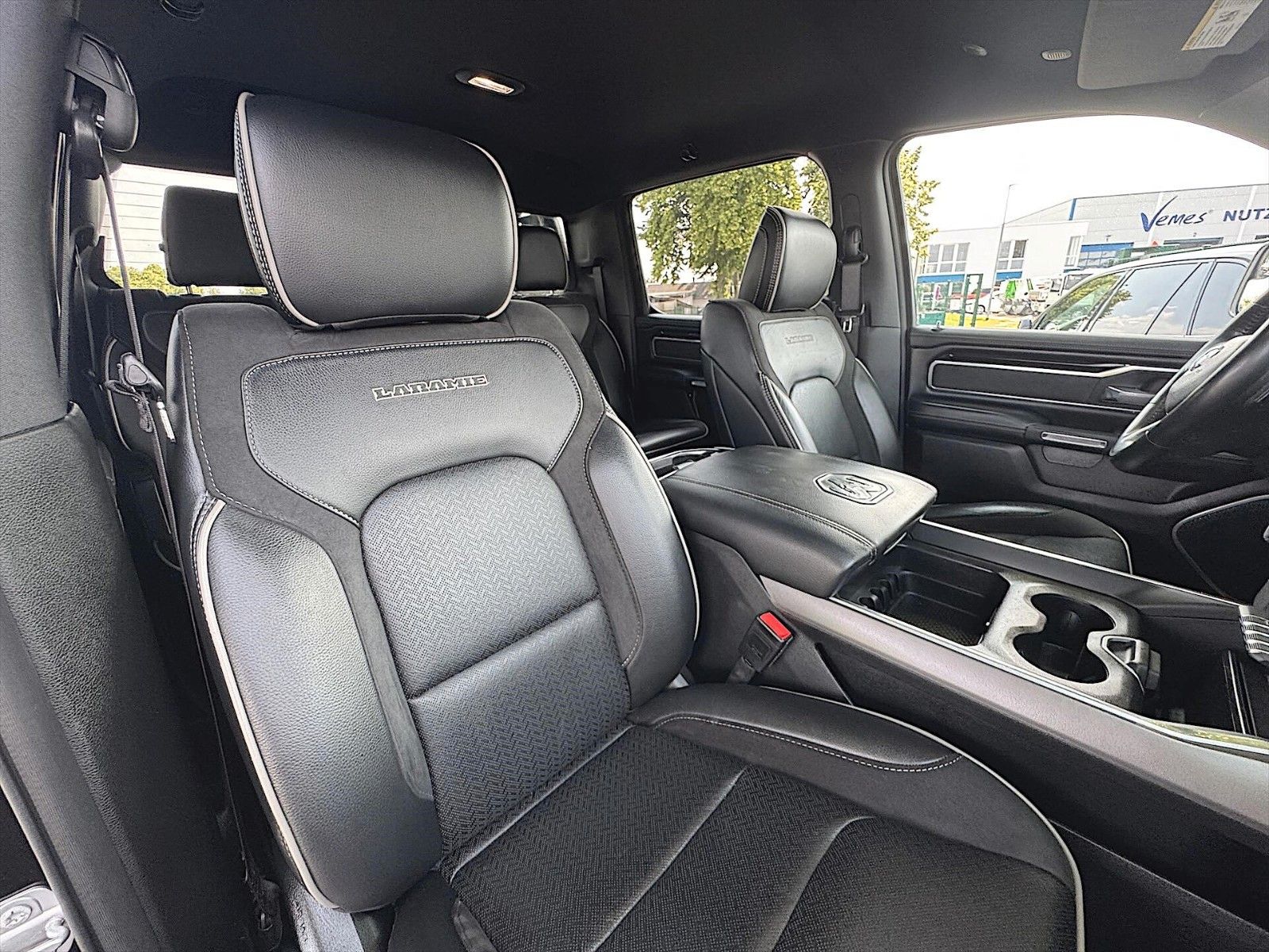 Fahrzeugabbildung Dodge RAM 5.7 V8 HEMI LARAMIE Night 4x4 eTorq Tesla