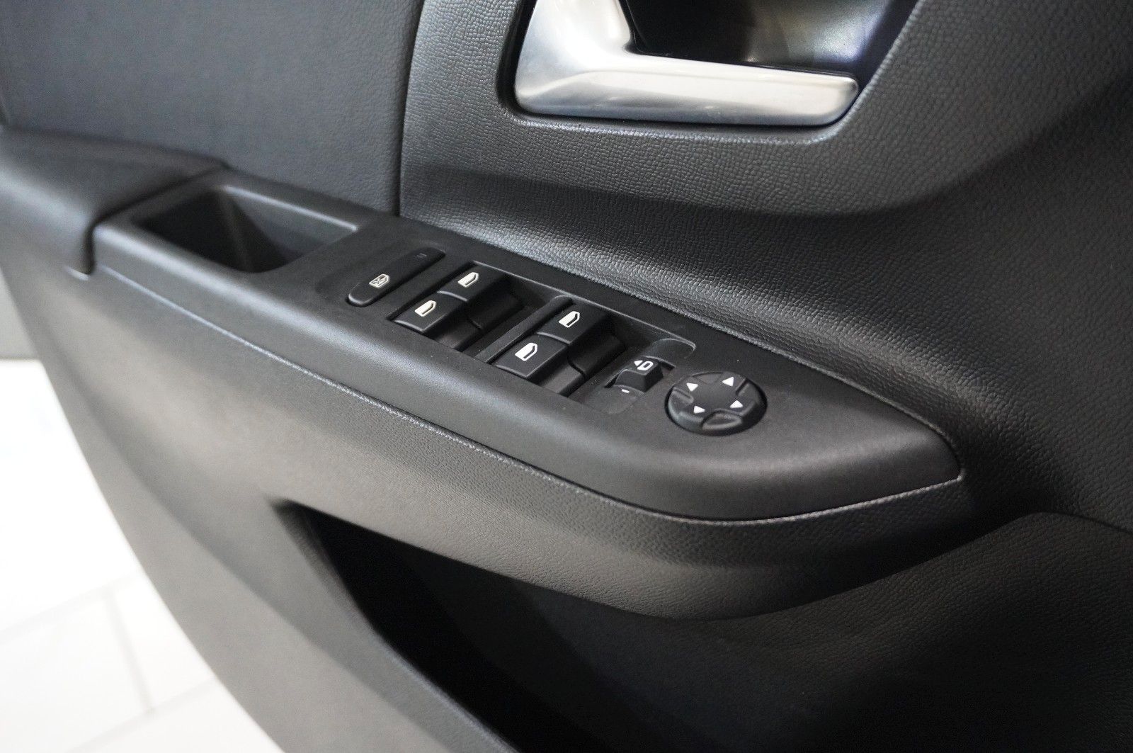 Fahrzeugabbildung Opel Corsa F 1.2 ELEGANCE NAVI/LED/SPORT/SH//VIRT/DAB