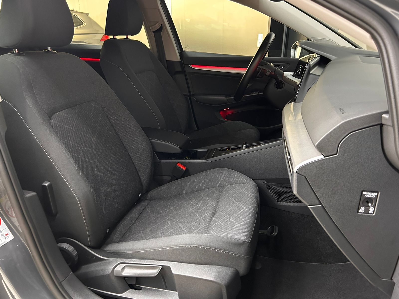 Fahrzeugabbildung Volkswagen Golf VIII Life 2,0TDI DSG VIRTU+LED+SHZ+NAVI+ACC