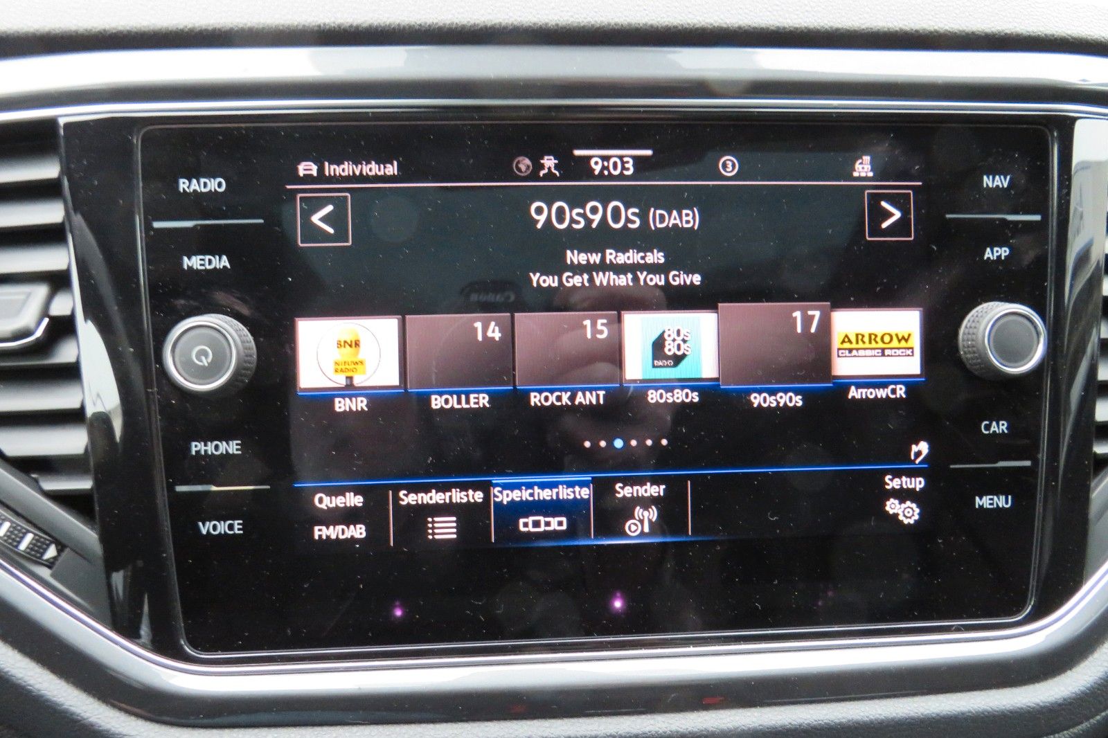 Fahrzeugabbildung Volkswagen T-Roc Sport R-LINE PANO 18`LED NAVI APP 1.HD