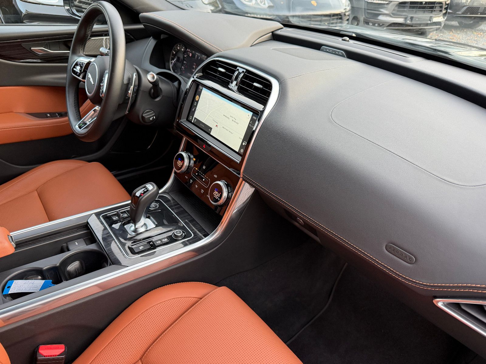 Fahrzeugabbildung Jaguar XE R-Dynamic Black/360°/NAVI/APPLE/SOUND/SHZ