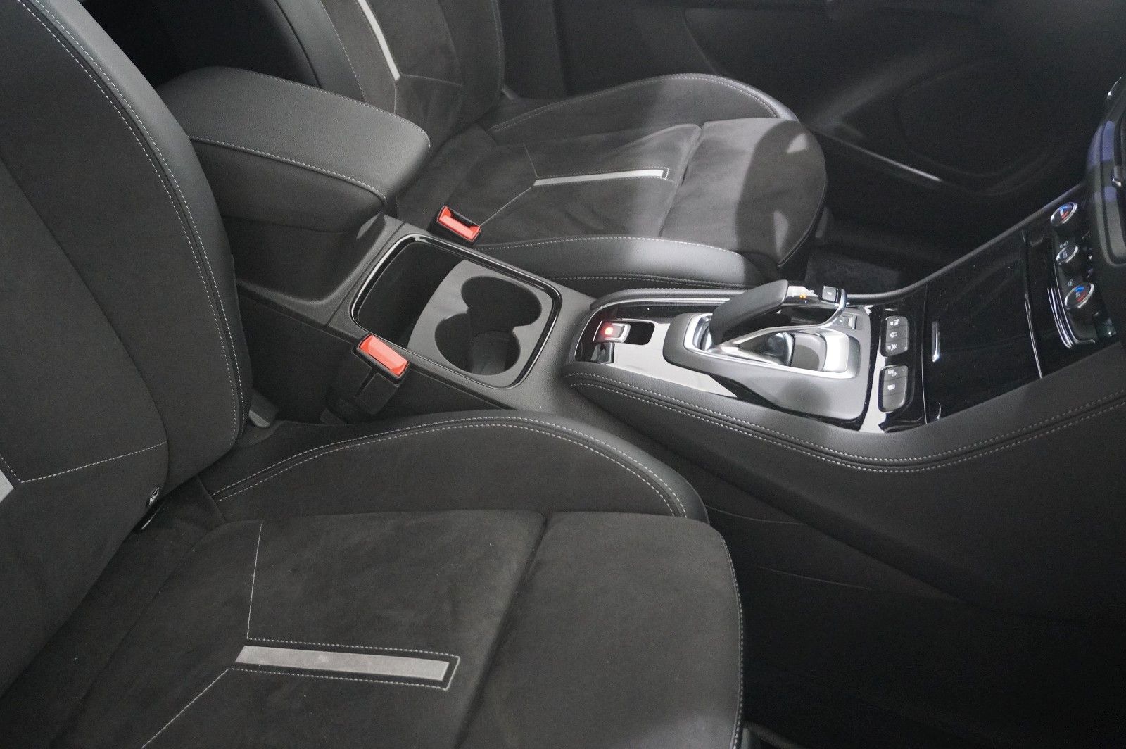 Fahrzeugabbildung Opel Grandland (X) 1.6T GSe 4HYBRID NAVI/LED/KAMERA