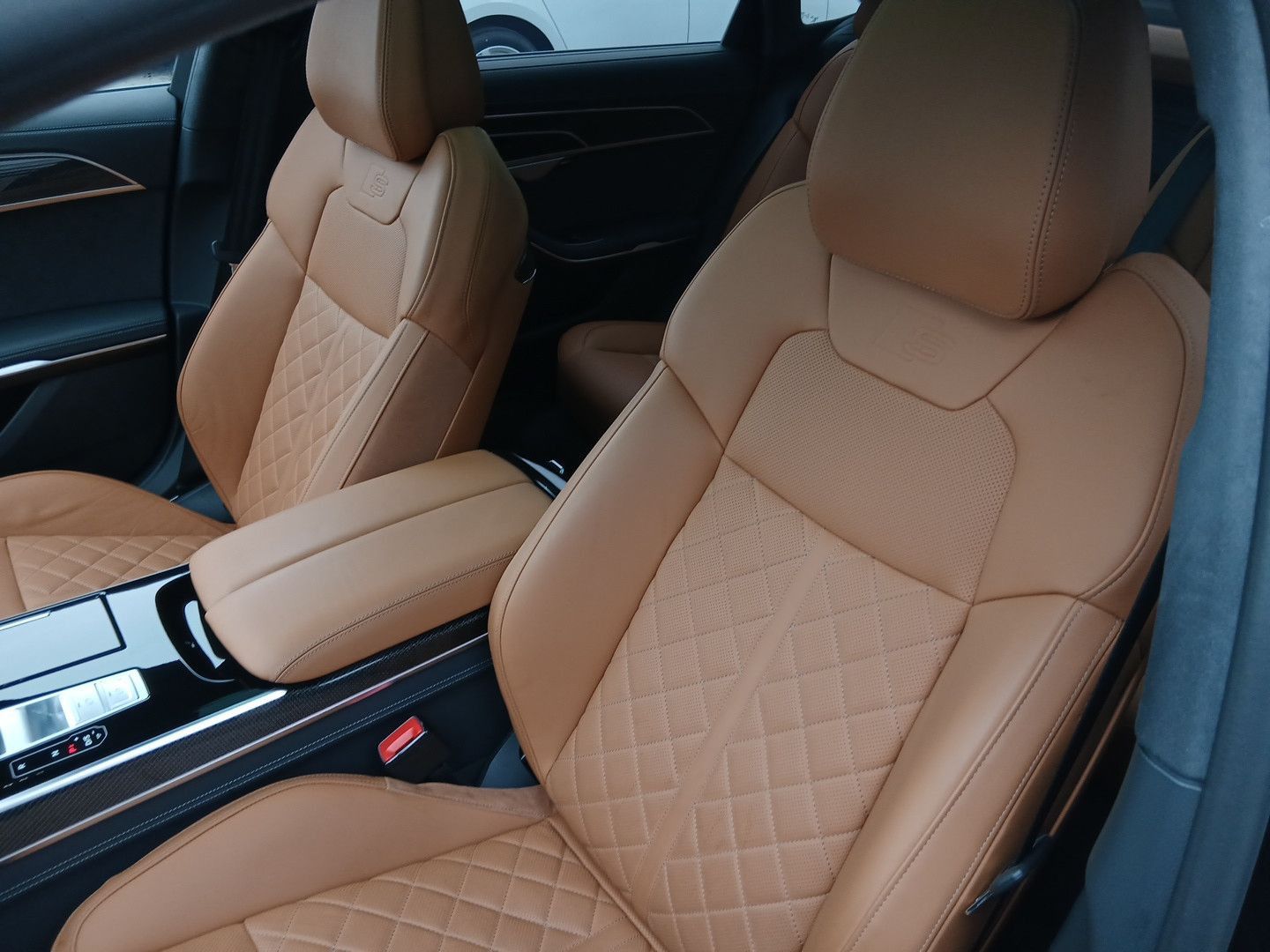 Audi A8 - Bild 28