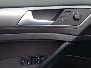 Bild 13 VW Golf VII Lim. Trendline BMT PDC SHZ GJR RADIOCD