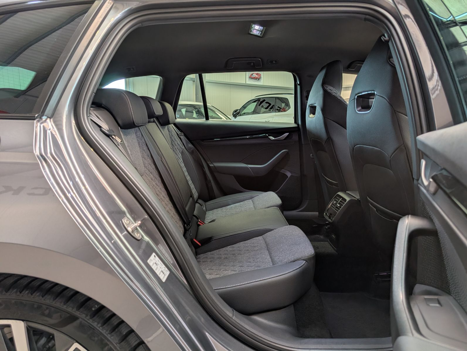 Fahrzeugabbildung SKODA Octavia 2.0 TDI DSG Sportline Matrix 5J-Garantie