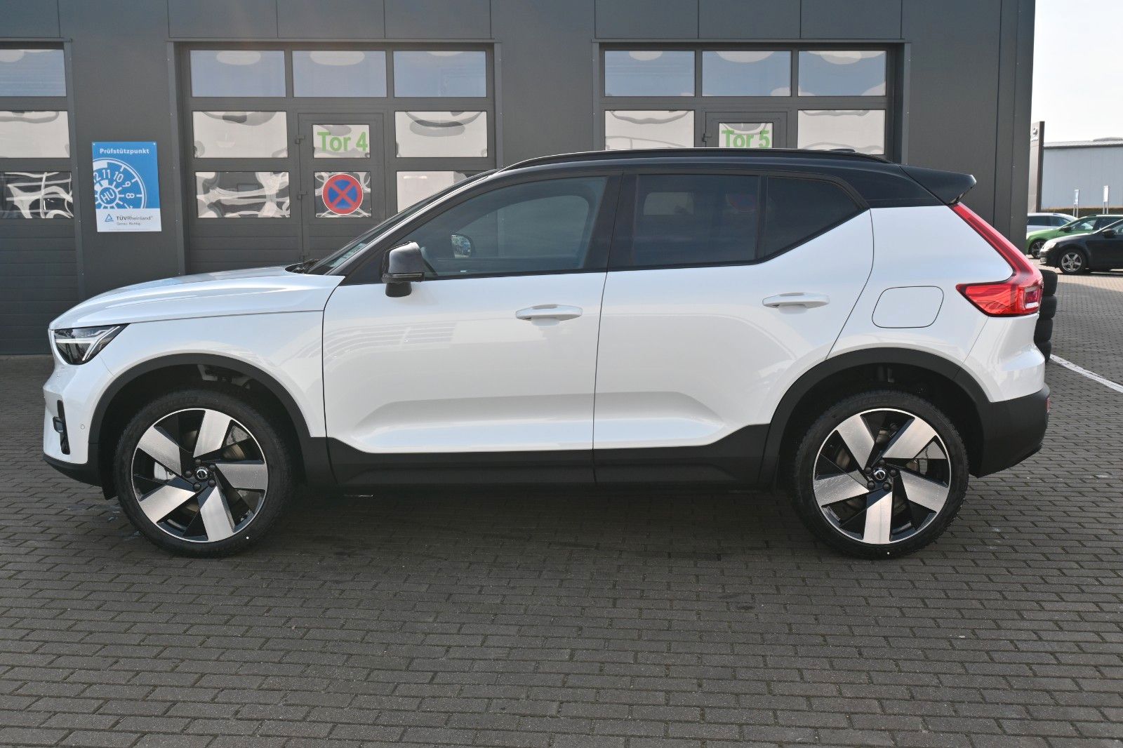 Fahrzeugabbildung Volvo XC40 Ultimate RC Pure Electric AWD*360°*PANO*GSD