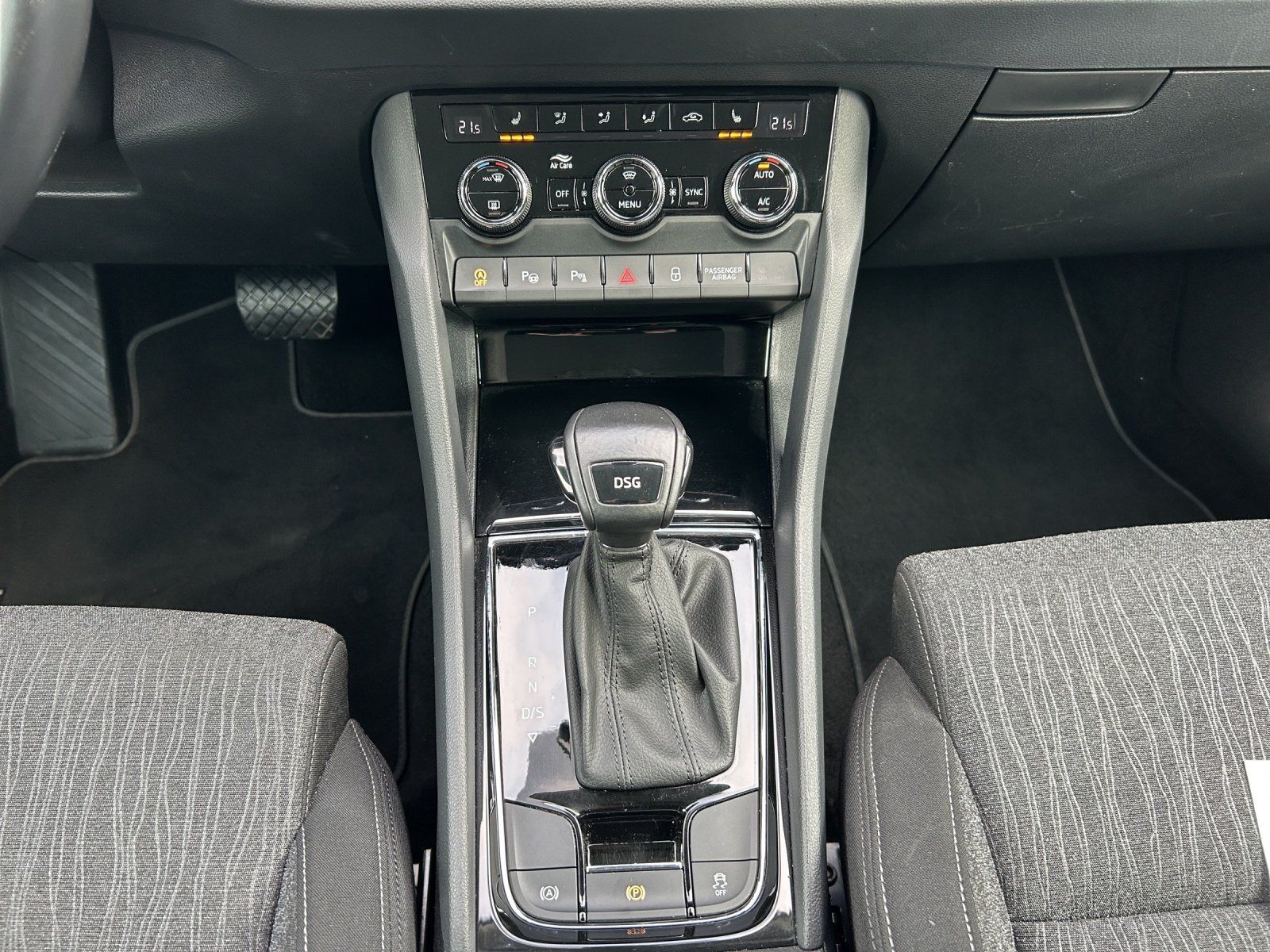 Fahrzeugabbildung SKODA Karoq 1.5 TSI Style Aut./LED/ACC/AHK/NAVI/SHZ/