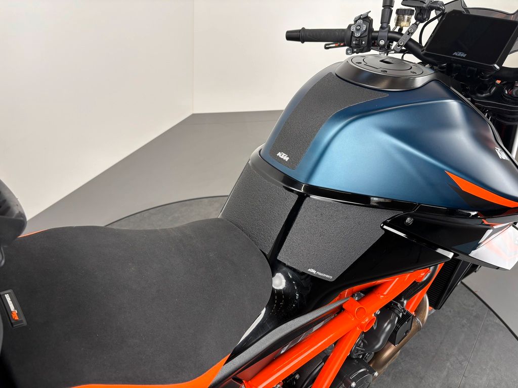 Fahrzeugabbildung KTM 1290 SUPER DUKE R EVO *TECHPACK *AKRA *POWERPART