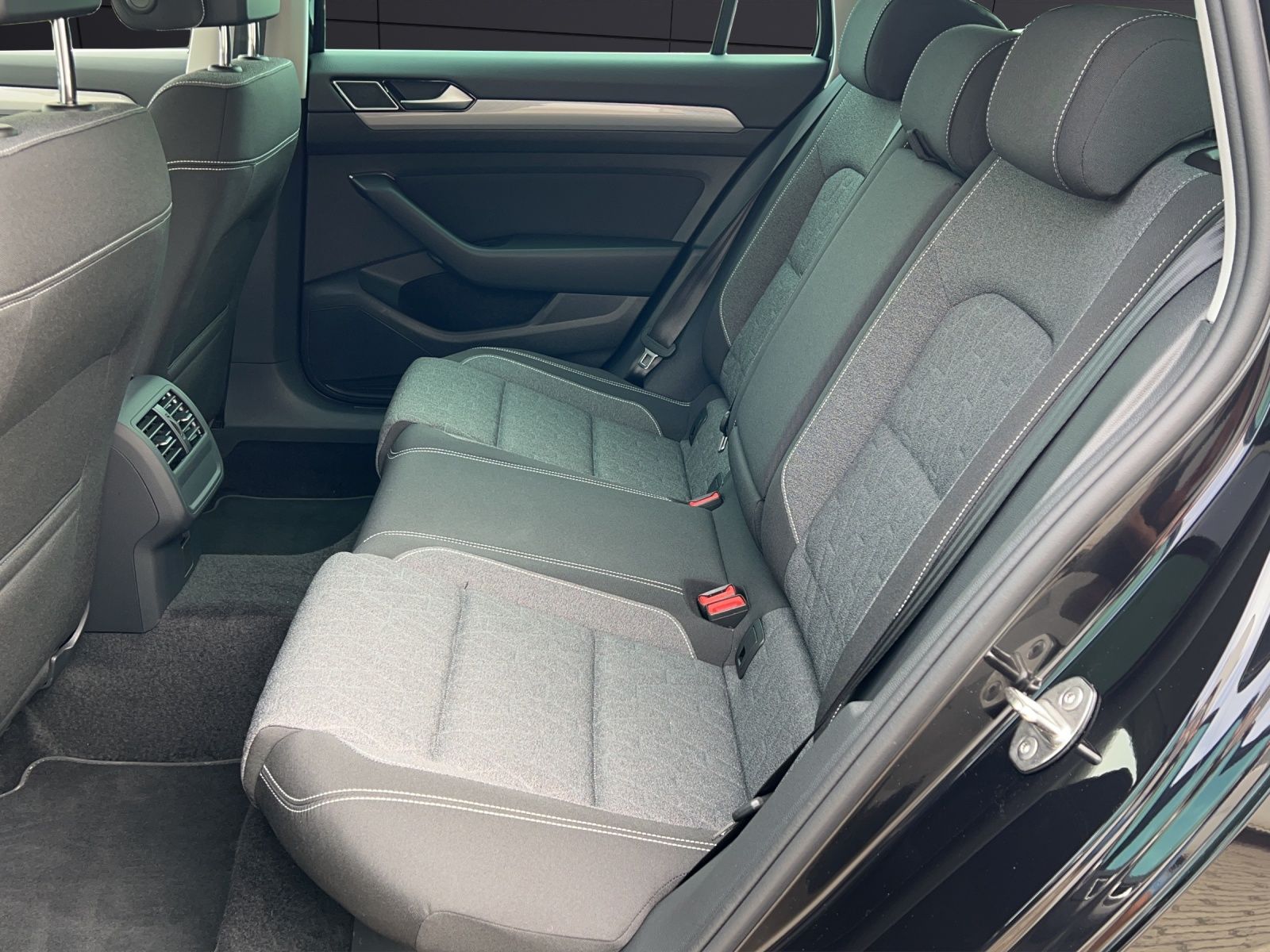Fahrzeugabbildung Volkswagen Passat Variant TDI DSG AHK NAVI ACC LED PDC SHZ