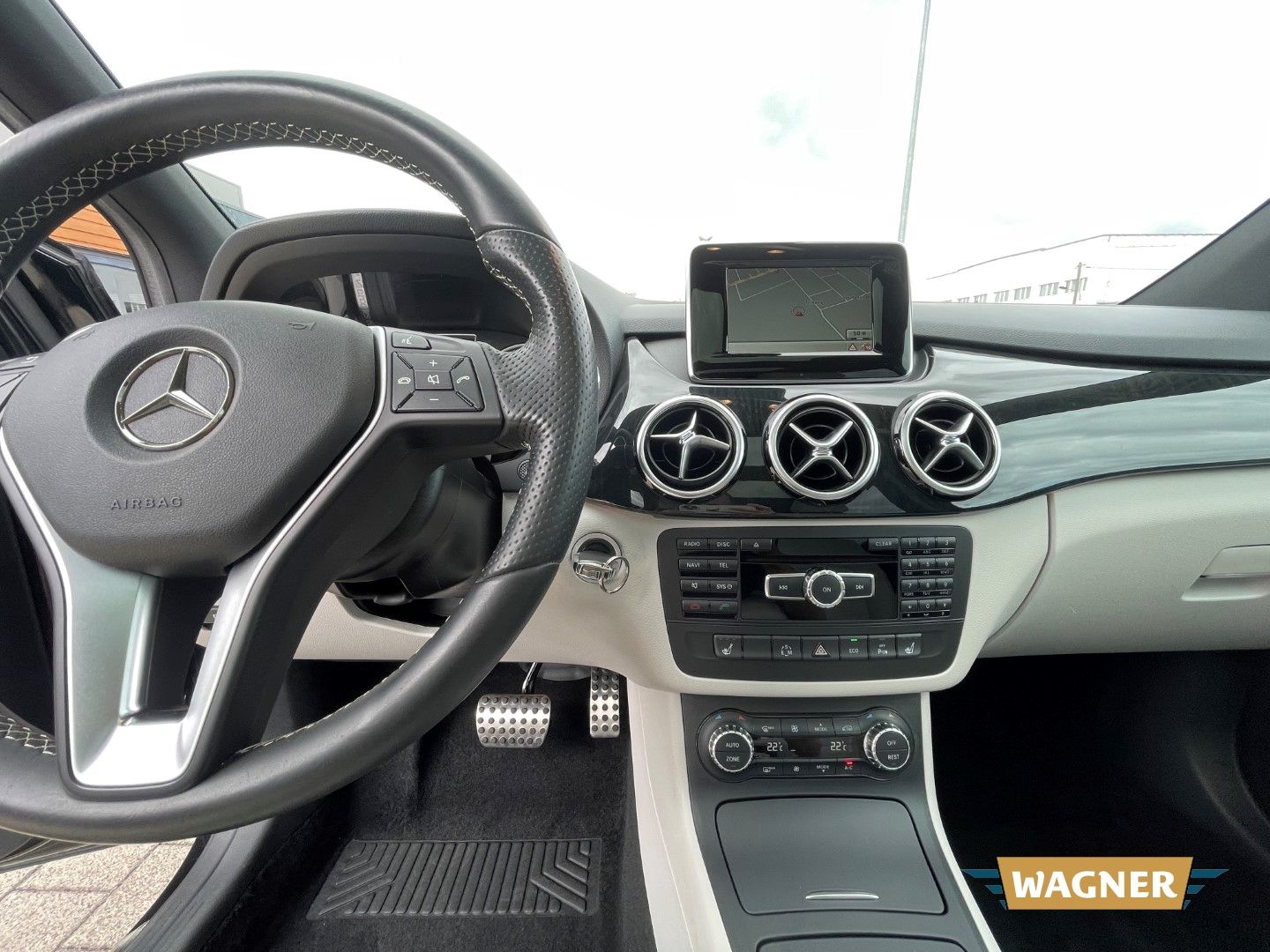 Fahrzeugabbildung Mercedes-Benz B 180 Pano Kamera Navi PDC SHZ Klimaautomatik
