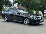 Mercedes-Benz E 250 BlueTec 4Matic PDC Xenon Schiebedach Navi - mit Diesel-Antrieb: Schwarz, mit Klimaanlage