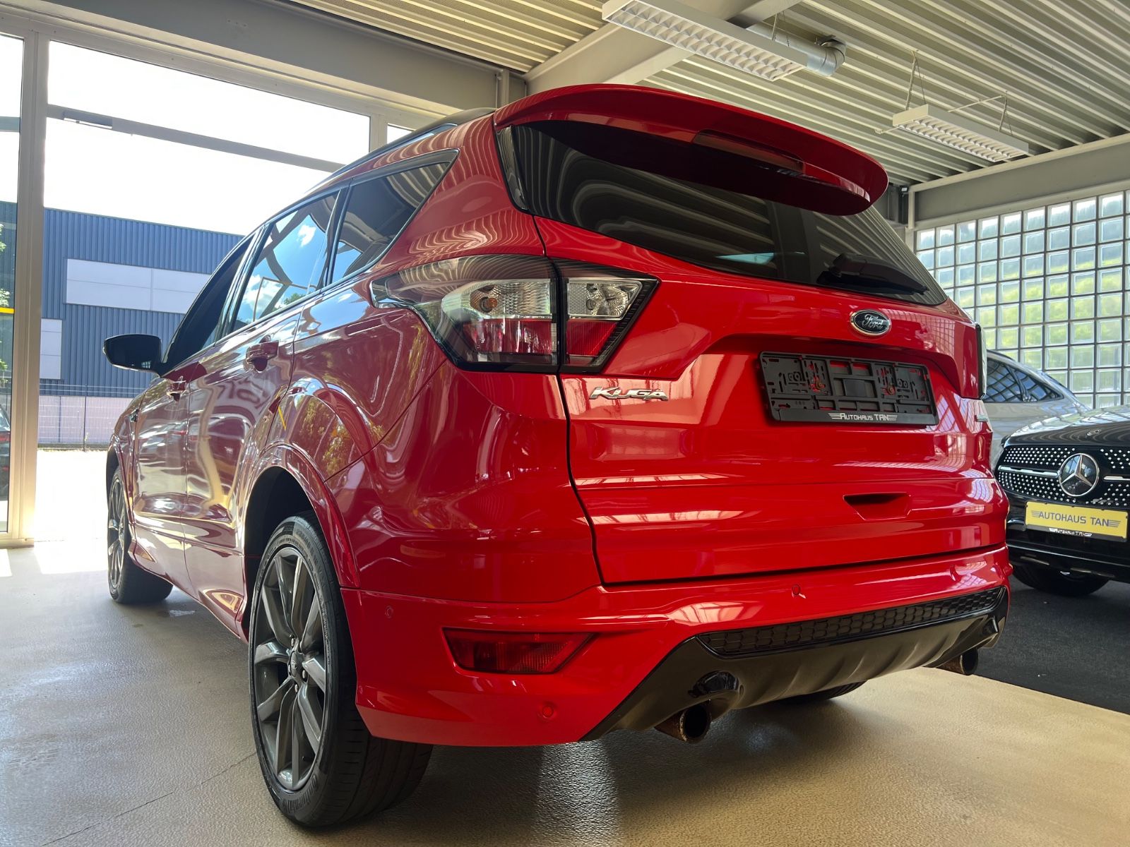 Fahrzeugabbildung Ford Kuga ST-Line * ROT/SCHWARZ *