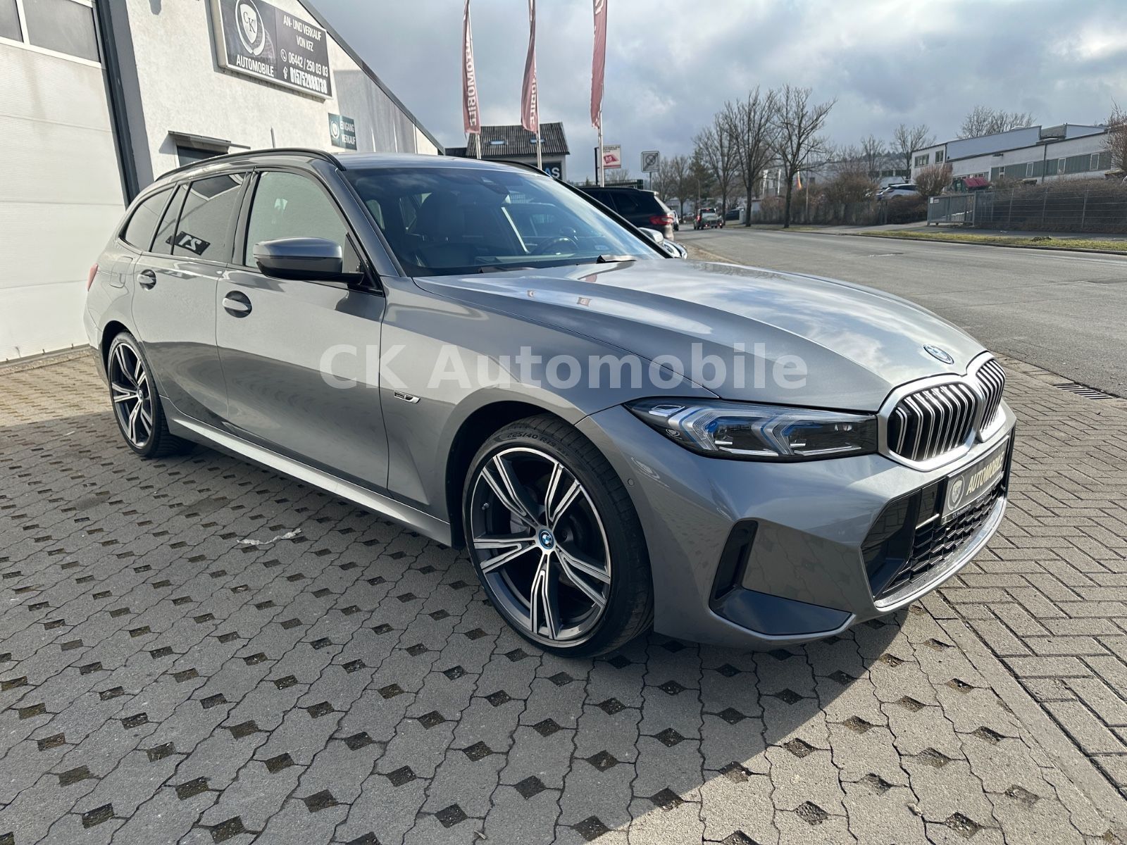 Fahrzeugabbildung BMW 330e Touring M-Sport/Navi/Head-Up/LED/Kam/AHK