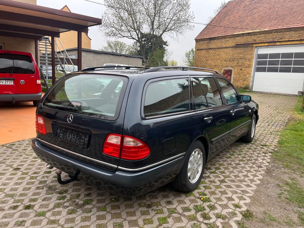 Mercedes-Benz E 240