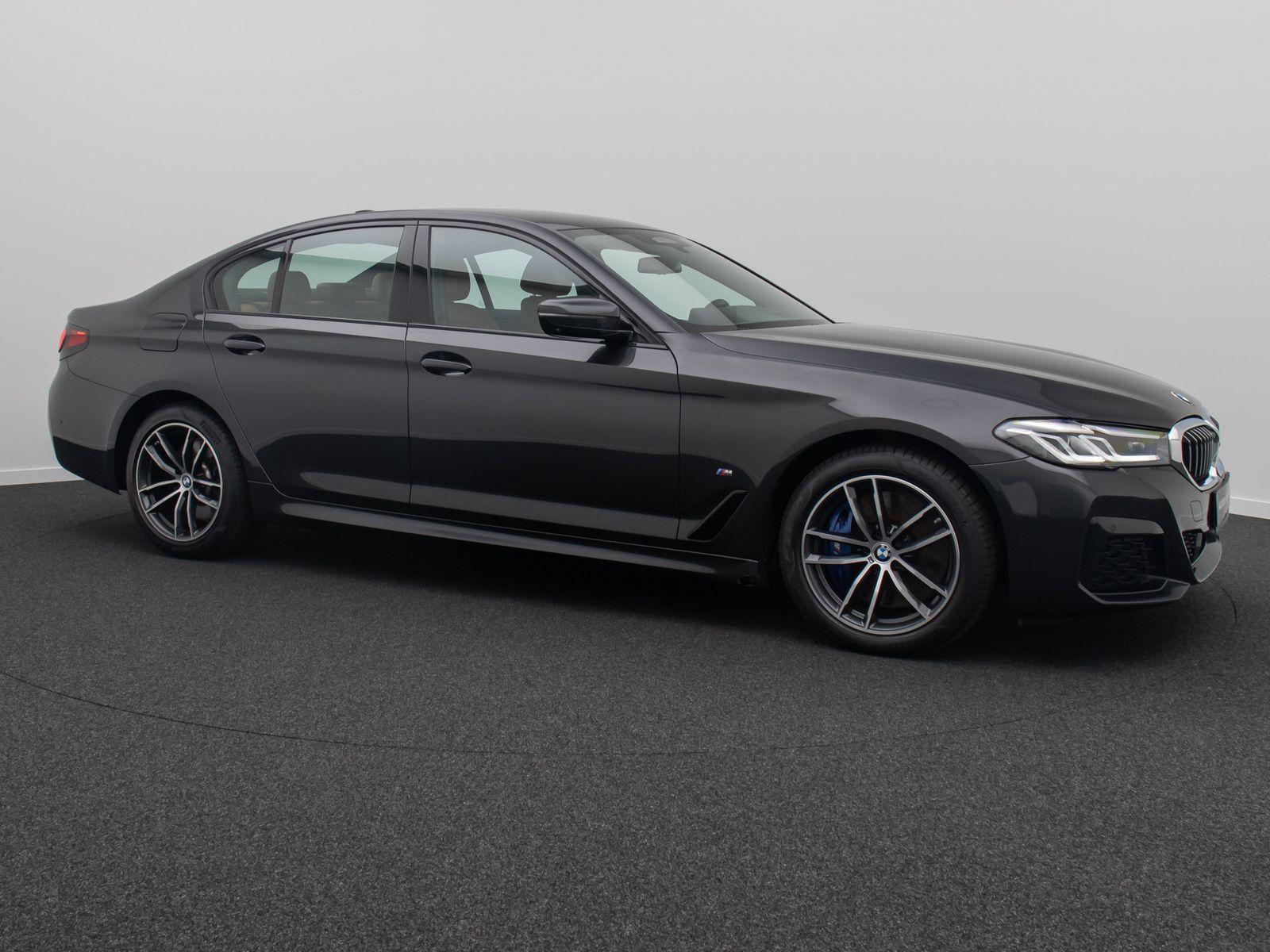 Fahrzeugabbildung BMW 545e xD M Sport 360° HUD H/K DAB AHK Komfort