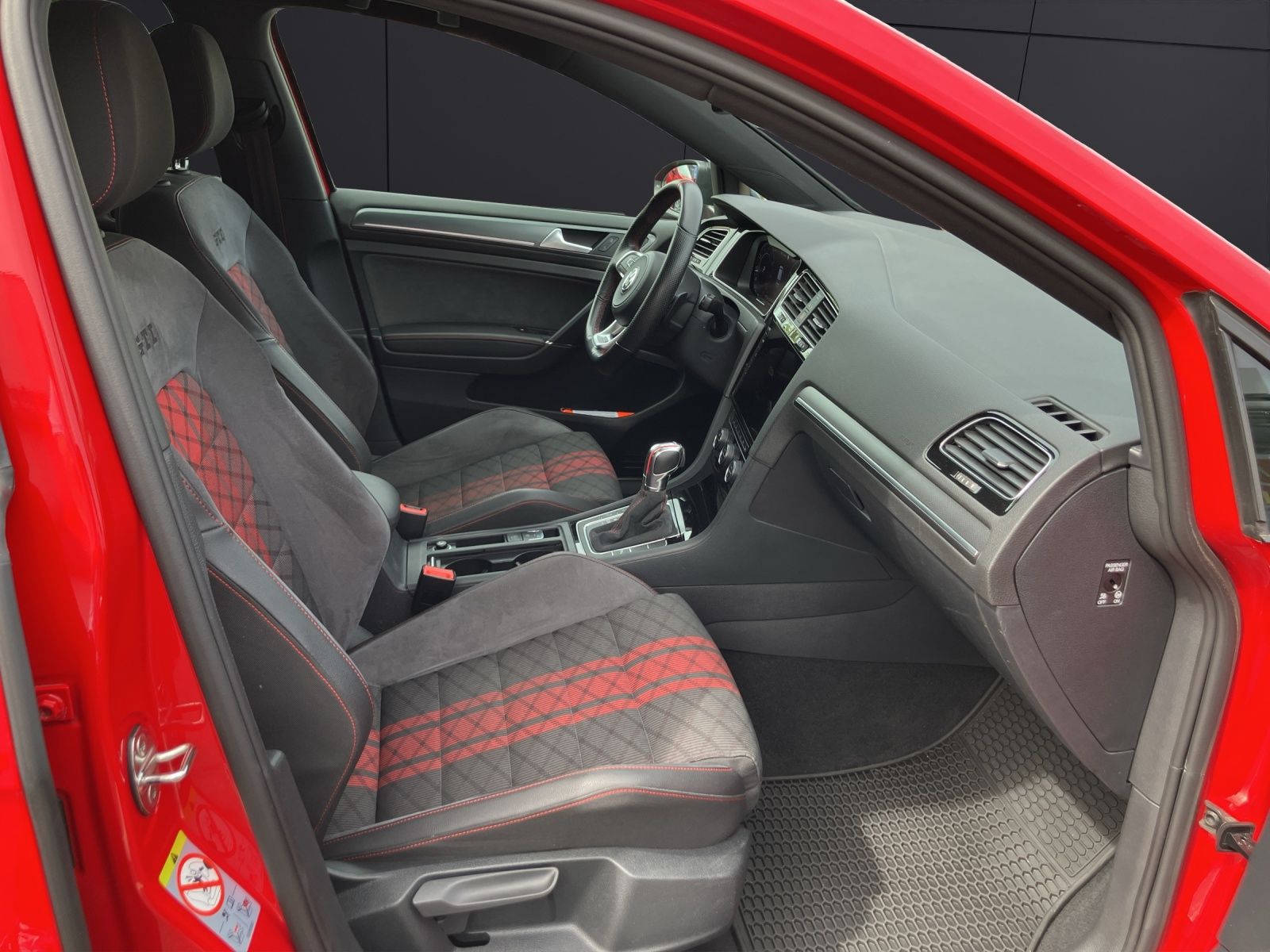 Fahrzeugabbildung Volkswagen Golf VII GTI TCR Start-Stopp DSG LED Navi Pano A