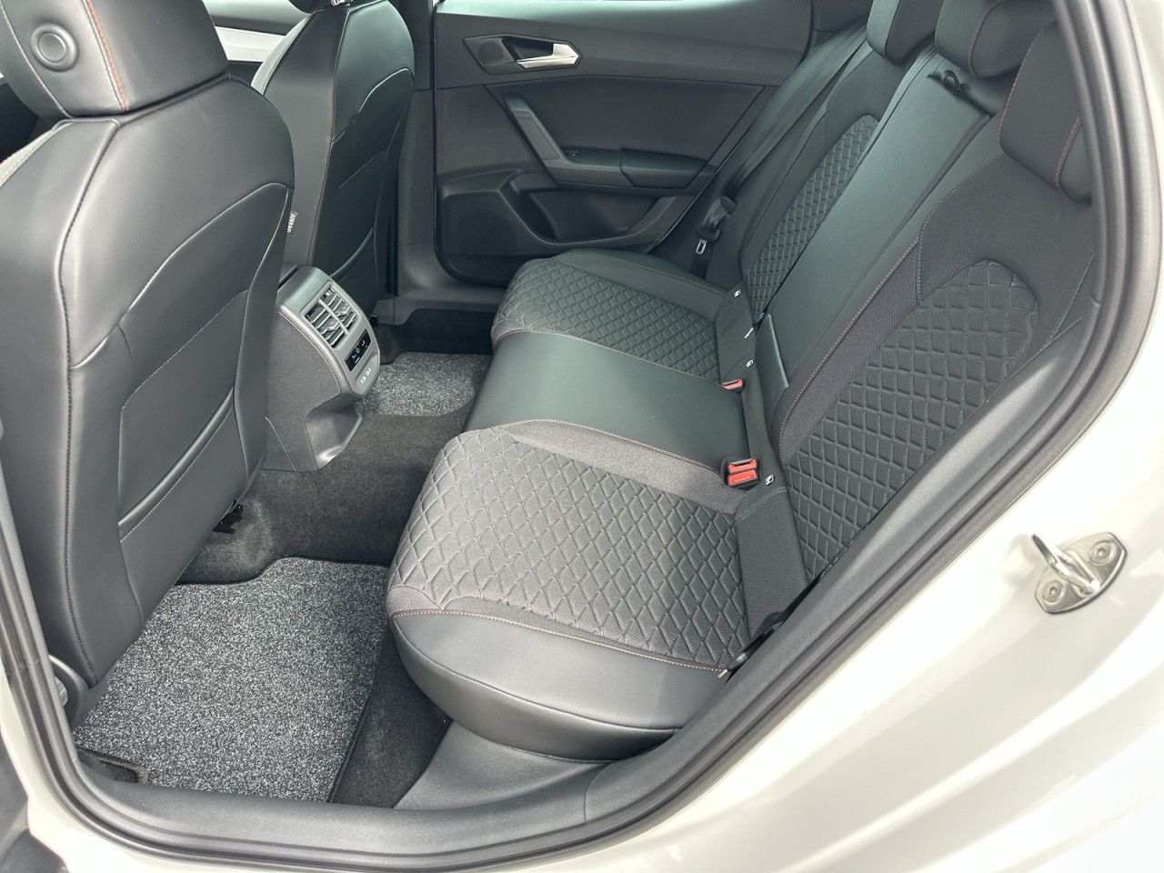 Fahrzeugabbildung SEAT Leon FR Black Edition 1.5 eTSI DSG