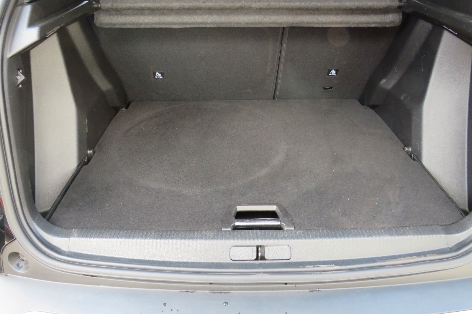Fahrzeugabbildung Peugeot 2008 e- Allure Pack NAVI KAMERA ACC PDC SITZH 1H