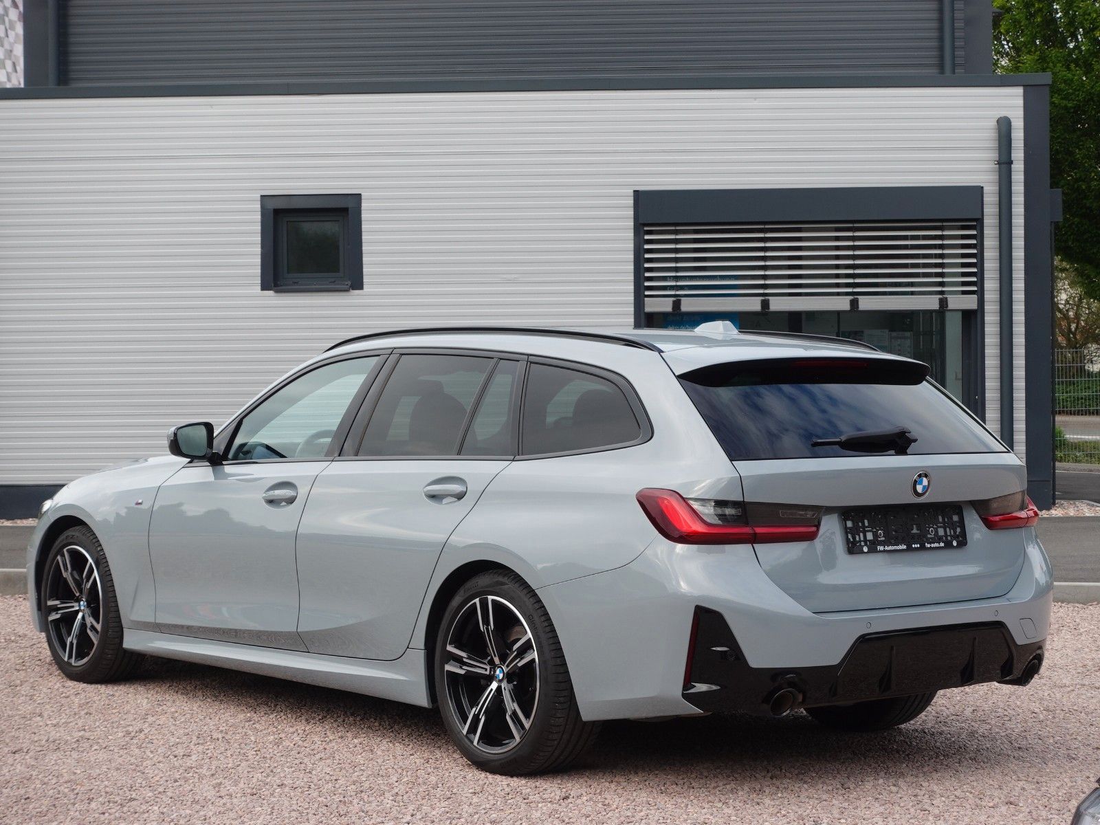 Fahrzeugabbildung BMW 318i Touring A M Sportpaket LMR18"/LED/Navi/...