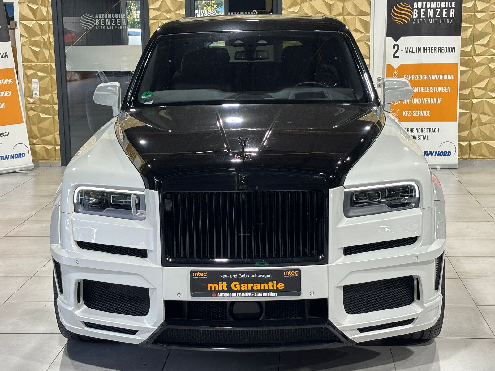 Fahrzeugabbildung Rolls-Royce Cullinan/NOVITEC/WIDEBODY/24''/FOND-TV/STERNEHIM