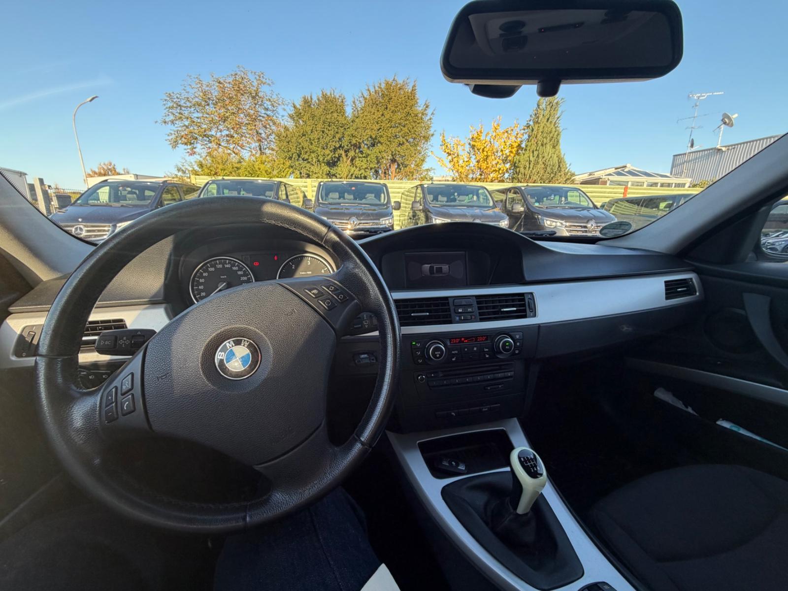 BMW 318 2010 — photo 11