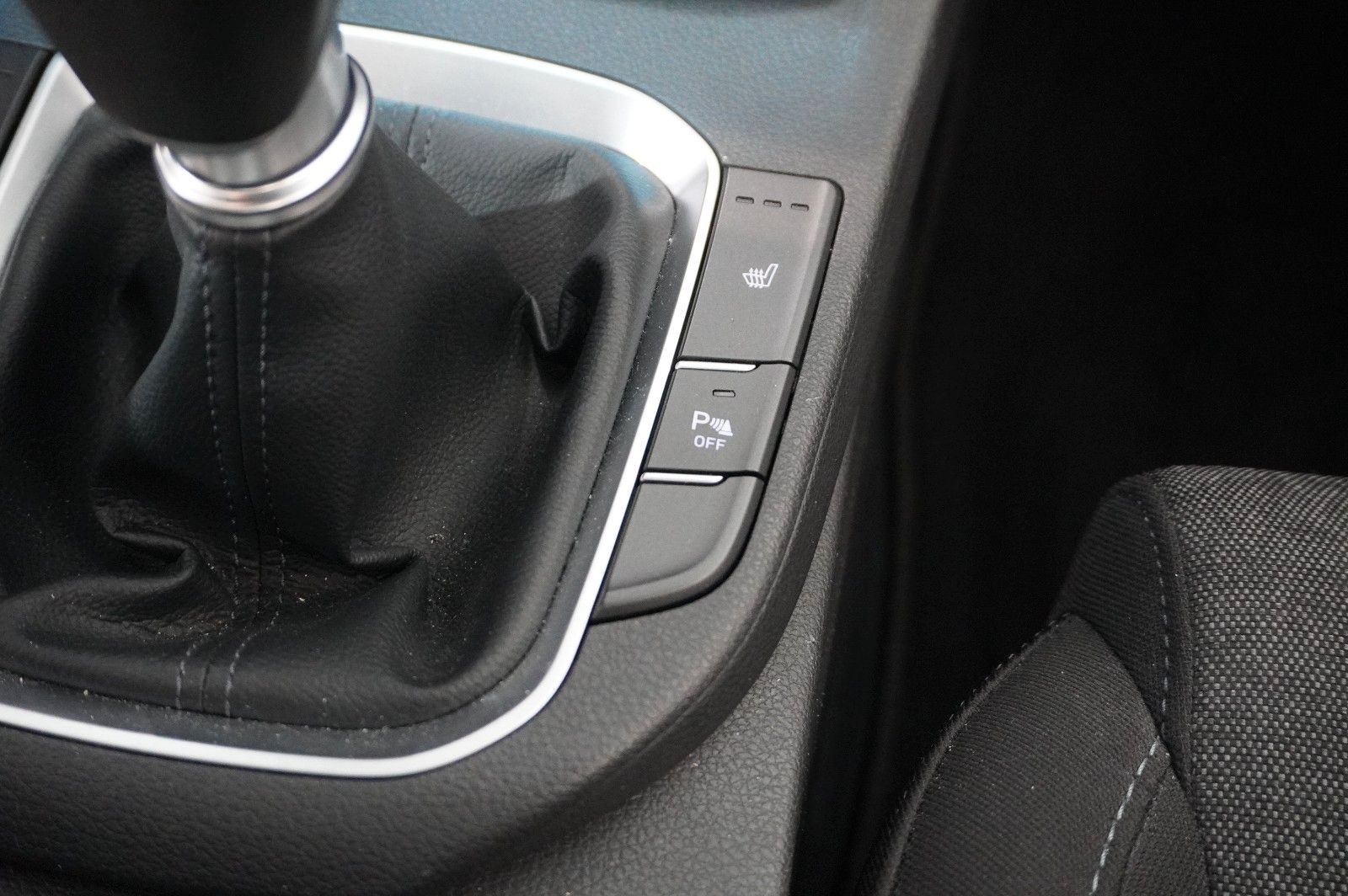 Fahrzeugabbildung Hyundai i30 1.5 T-GDI PURE NAVI/LED/KAMERA/SPORT/SH/AHK