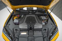 Urus 4.0 V8 PHEV SE 2025 YELLOW CARBON PANO