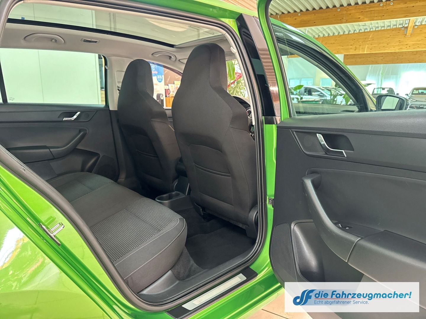 Fahrzeugabbildung SKODA Rapid Spaceback StylePlus 1.2 TSI Panorama Xenon