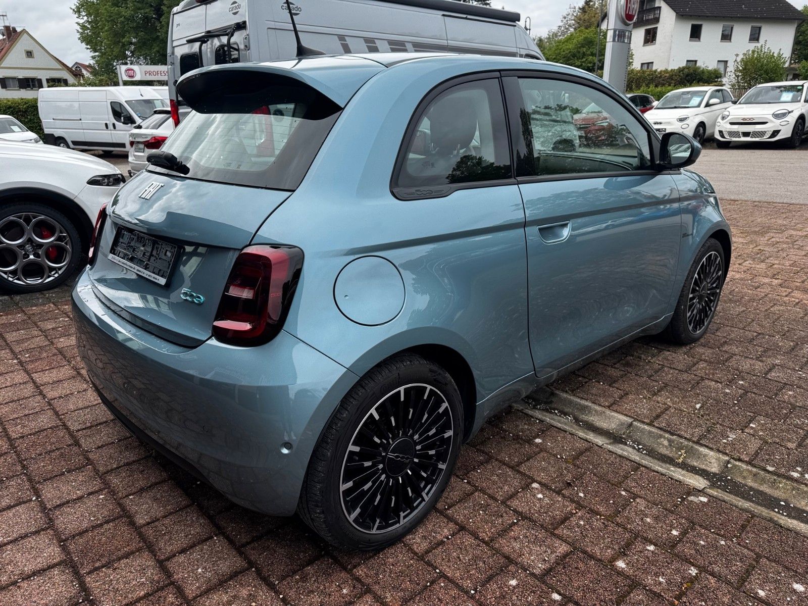 Fahrzeugabbildung Fiat 500e Icon Glasdach Navi Kamera Sitzheizung