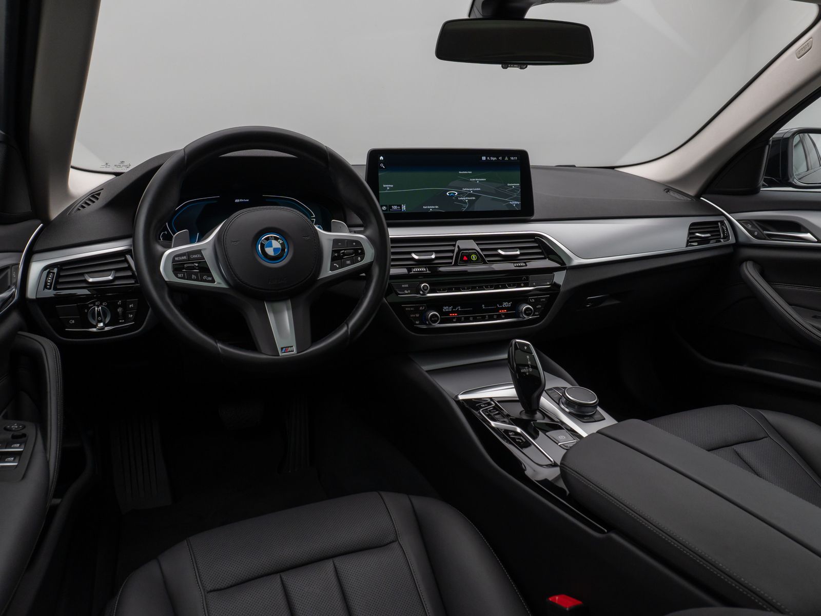 Fahrzeugabbildung BMW 530e Panorama DAB HiFi CockPitPro Alarm PDC LED