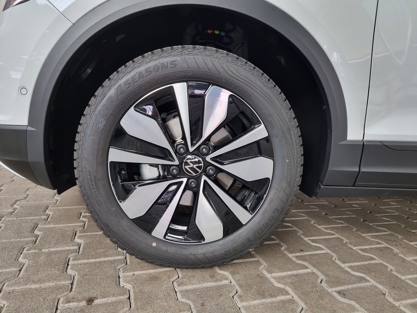 Fahrzeugabbildung Volkswagen T-Roc Move 1.0 TSI Navigation + Assistenzpaket
