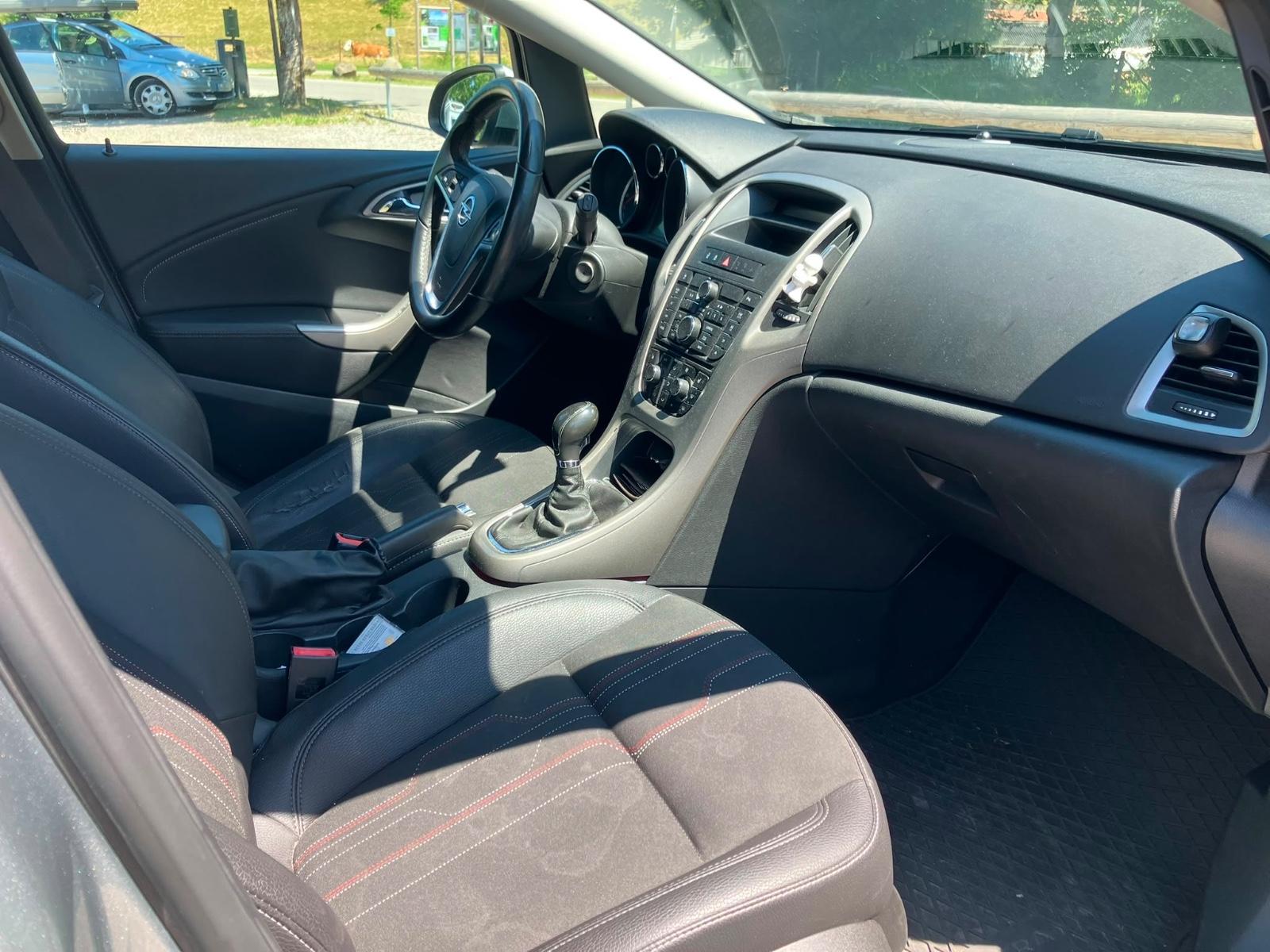 Opel Astra 2012 — photo 6