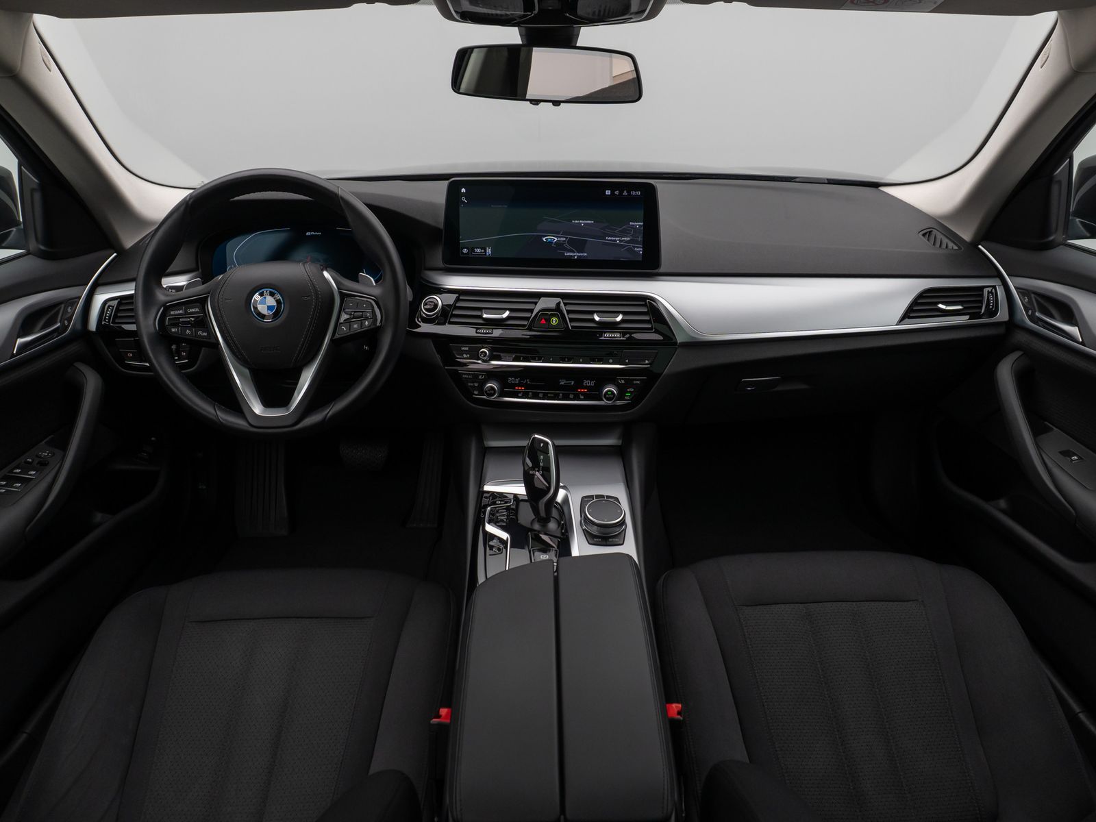 Fahrzeugabbildung BMW 530e xD Panorama DAB CockPitPro Alarm PDC 19Zoll