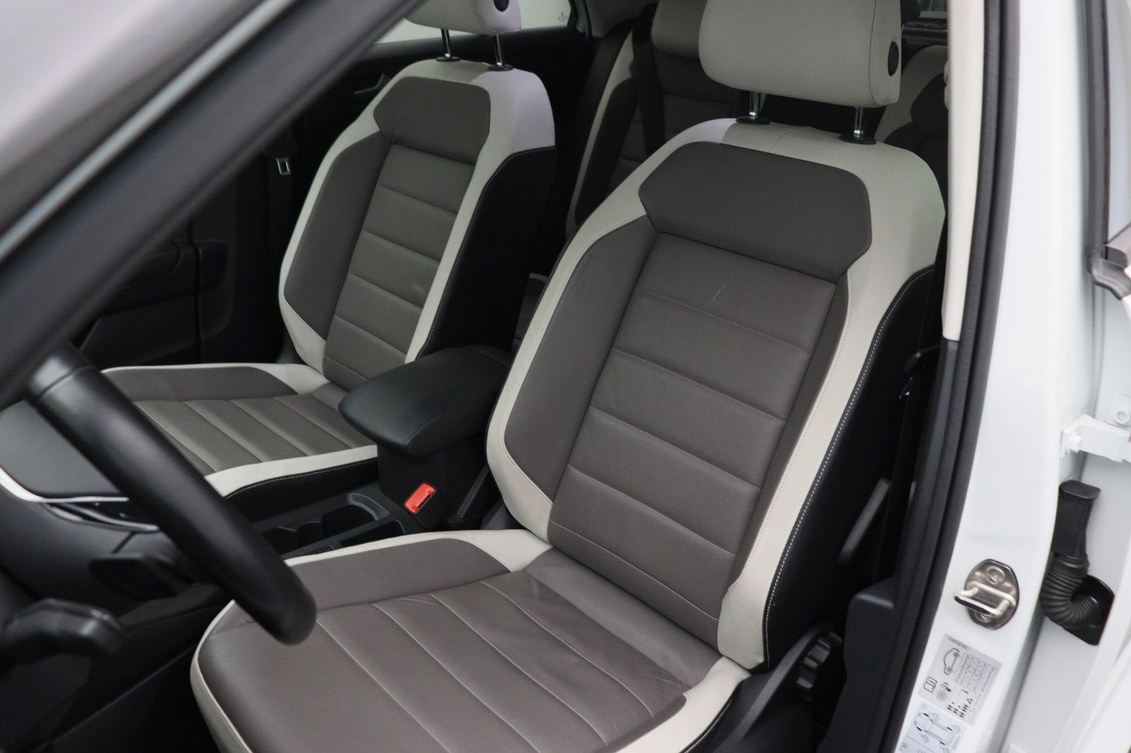 Fahrzeugabbildung Volkswagen T-Roc 2.0 TDI  ACC Navi Kamera LEDER LED