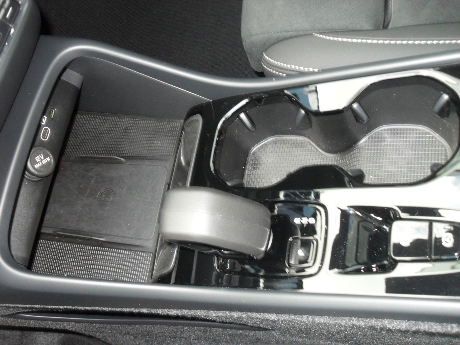 Fahrzeugabbildung Volvo XC 40 Plus Black Edition | PD | LED | ACC