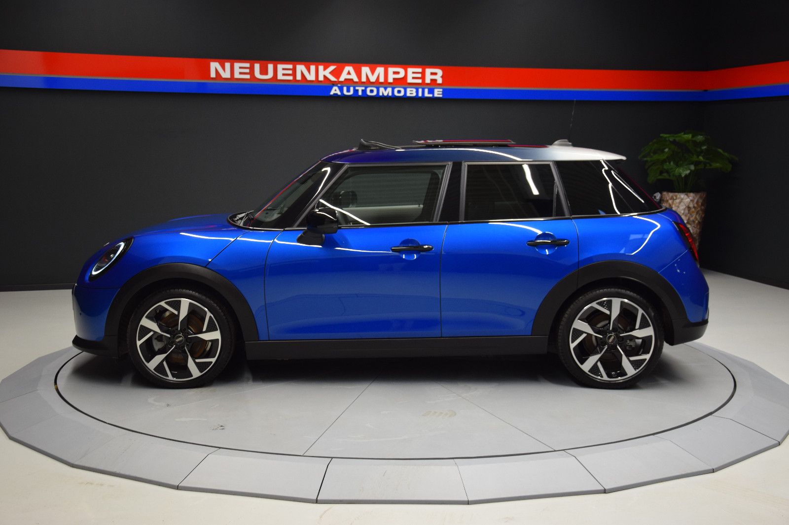 Fahrzeugabbildung MINI Cooper C Favoured Trim 5-Türen Paket-L Pano h/k