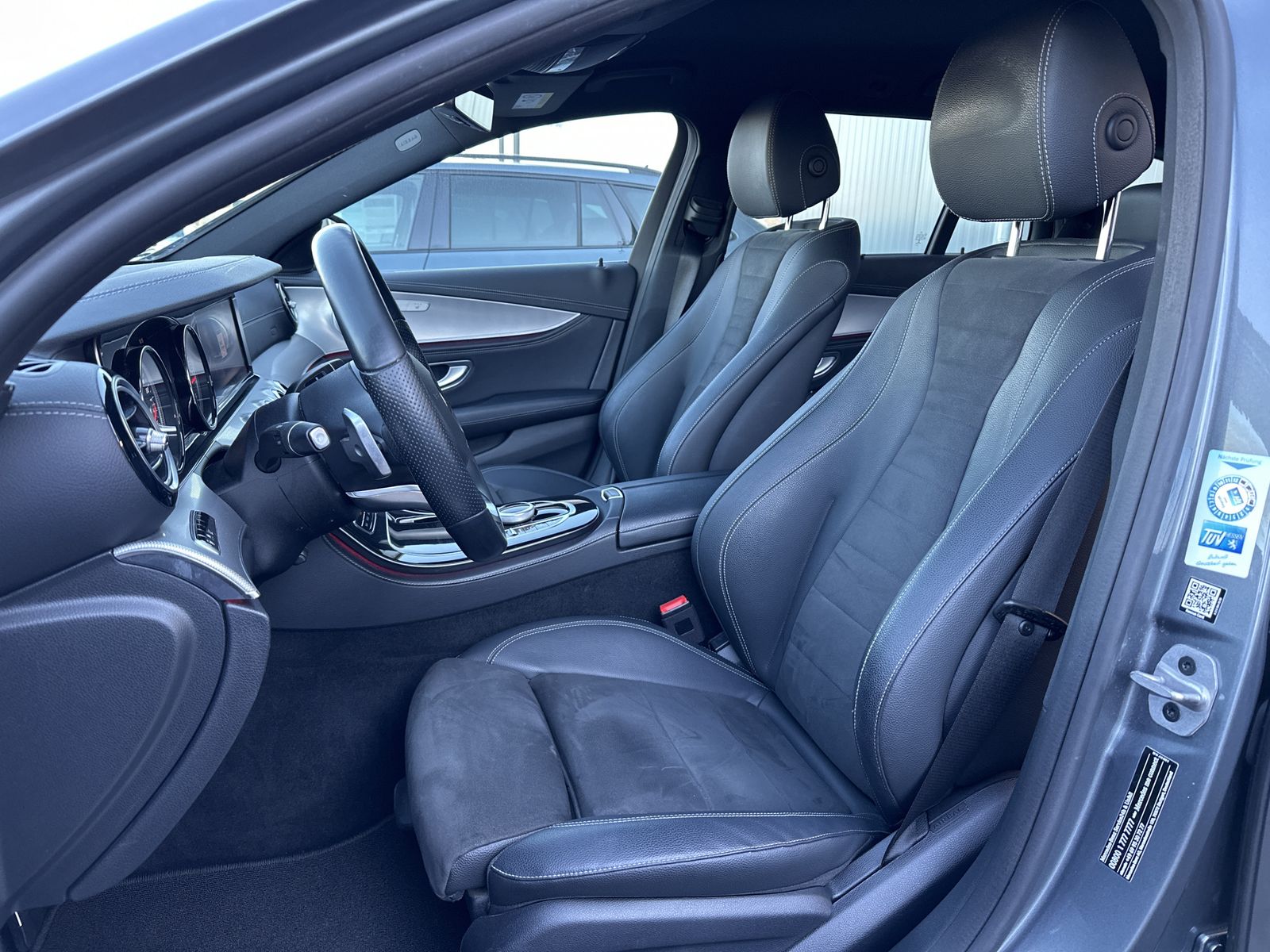 Fahrzeugabbildung Mercedes-Benz E 300de T AMG-Line NAV+LED+360°+BURMESTER+HEADUP
