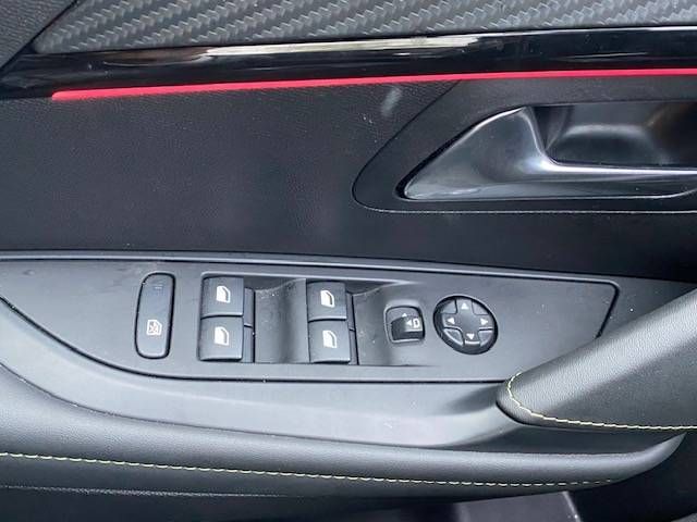 Fahrzeugabbildung Peugeot 208 GT MildHybrid 145 e-DSC6