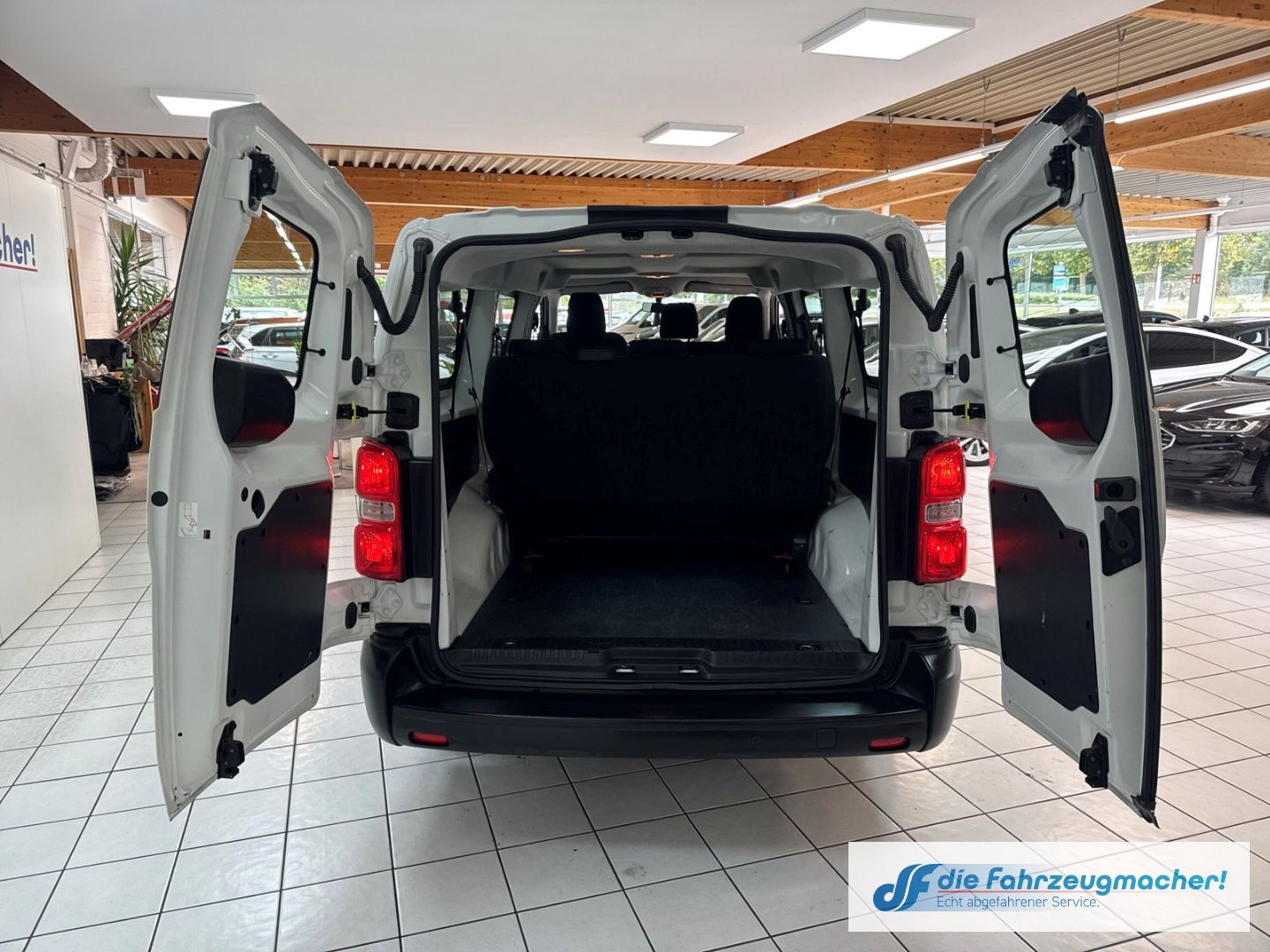 Fahrzeugabbildung Opel Vivaro Kombi L 1.5 D EU6d Apple CarPlay Android