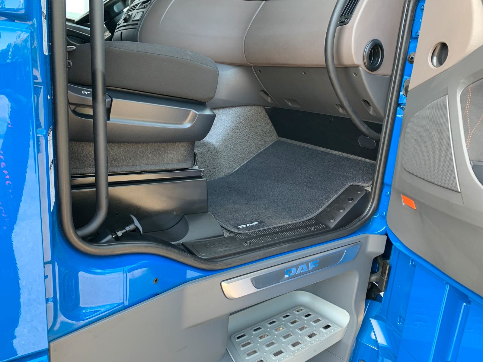 Fahrzeugabbildung DAF FT XF 480 SC LD