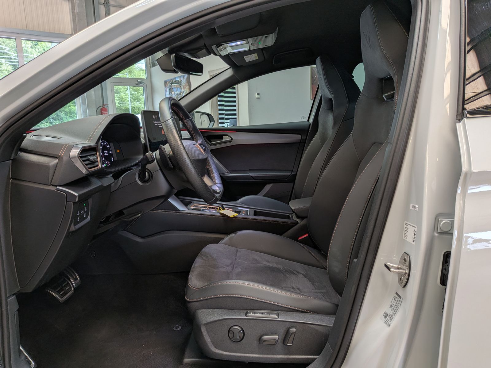 Fahrzeugabbildung CUPRA Leon 1.5 eTSI DSG DYNAMIC-EDGE-PAKET*CAM*AHK*18"
