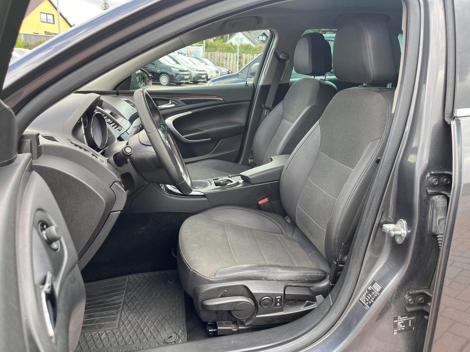 Opel Insignia 2010 — салон