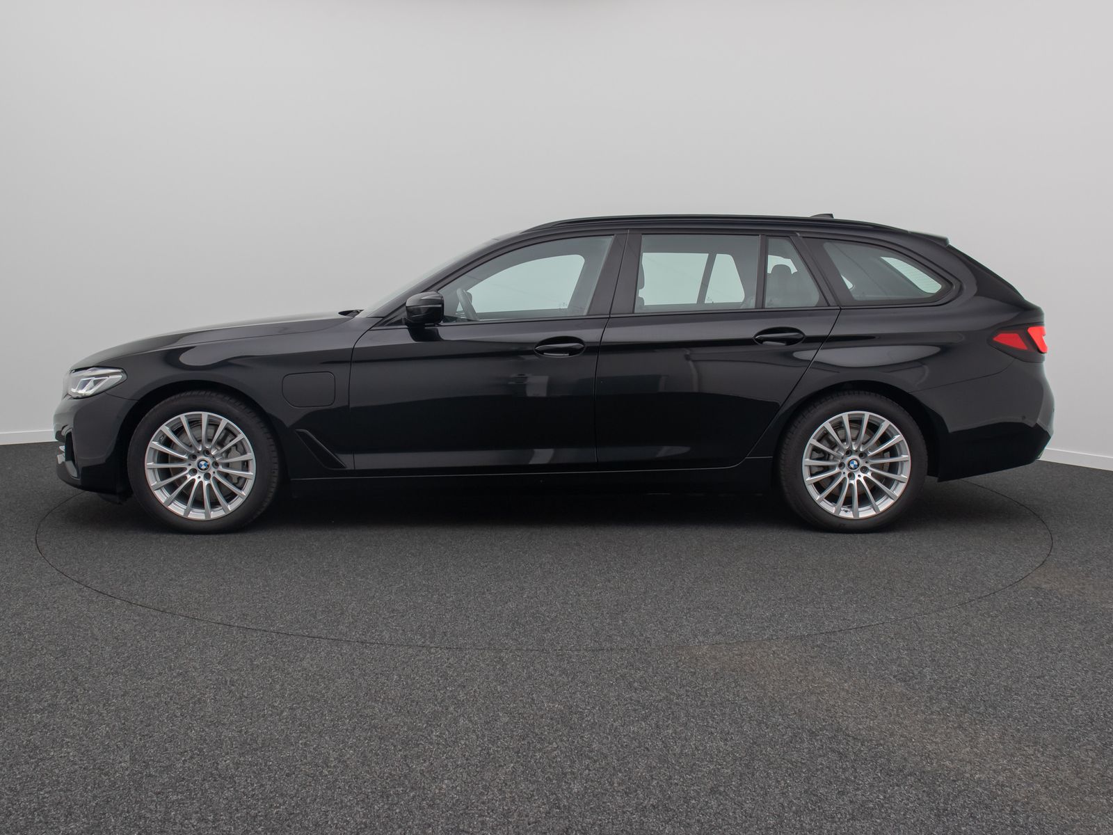 Fahrzeugabbildung BMW 530e xD Kamera DAB DisplKey HiFi Alarm 4*Klima
