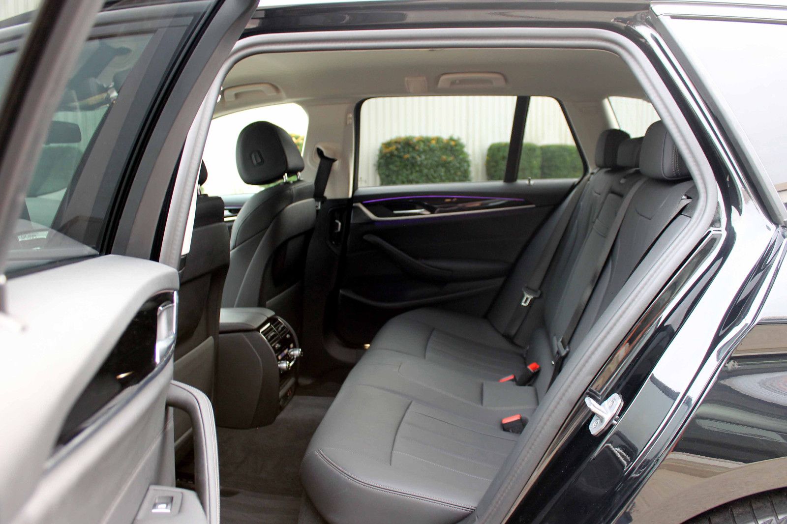 Fahrzeugabbildung BMW 530d xDrive Touring ACC LED HUD KAM BT NAV AMBI